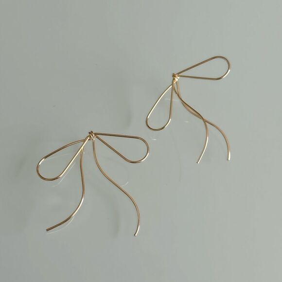 Elegant Gold Bow Earrings A951 - Picture 1 of 3